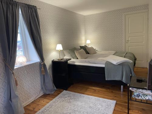 a bedroom with a large bed with a window and a window at Bärsta Svit BnB in Kolbäck