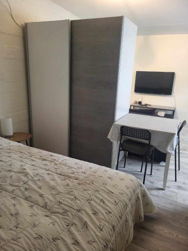 um quarto com uma cama e uma secretária com um computador em Vallholt em Selfoss