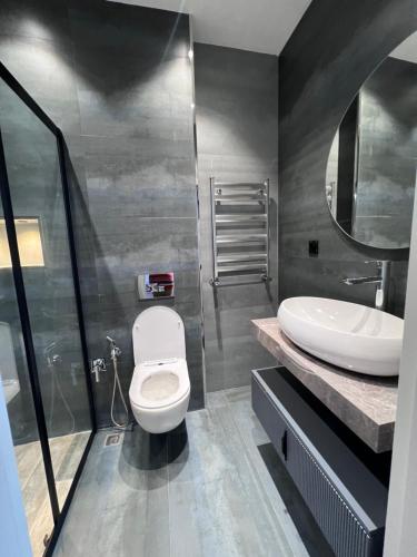 バクーにあるModern villaの白いトイレと洗面台のあるバスルーム