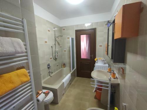 a bathroom with a sink and a tub and a toilet at La Betulla Appartamento confortevole Wifi e Parking free in Aosta