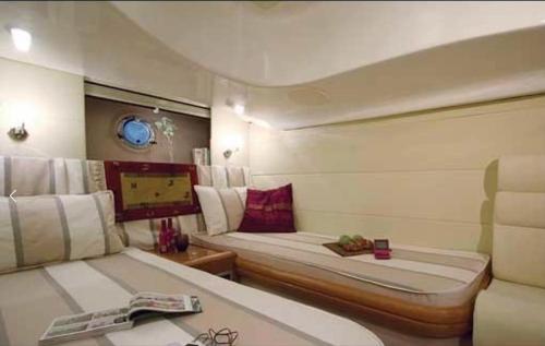 Zimmer mit Sofa und Tisch in einem Boot in der Unterkunft Karma boat cruises in Lagos