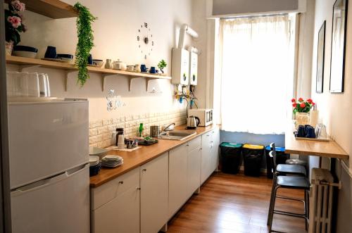 una cucina con mobili bianchi e un frigorifero bianco di El Dorado Prati a Roma