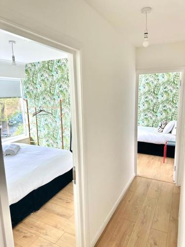 ブライトン＆ホーブにあるDeluxe Beach Houseのベッドと大きな窓のある寝室