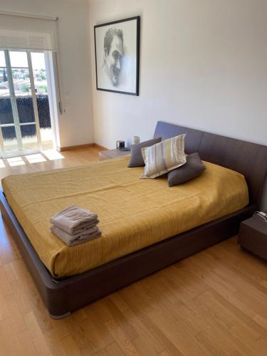 1 dormitorio con 1 cama grande con colcha marrón en Your place in Faro, en Faro