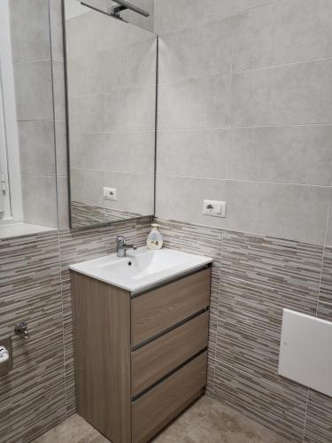y baño con lavabo y espejo. en Milano Vimodrone Appartamento Il nido, en Vimodrone