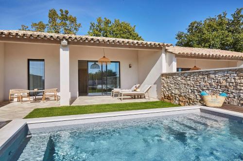 - une piscine en face d'une maison dans l'établissement La Bastide Saint Georges & Spa, à Forcalquier