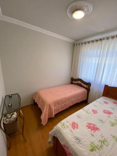 彼得羅波利斯的住宿－Refugio Bela Vista，一间带两张床的卧室,位于带窗户的房间内