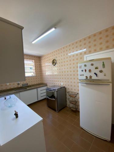 彼得羅波利斯的住宿－Refugio Bela Vista，厨房配有白色冰箱和炉灶。