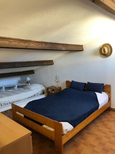 - une chambre avec 2 lits dotés d'oreillers bleus dans l'établissement Appartement proche mer, à Valras-Plage