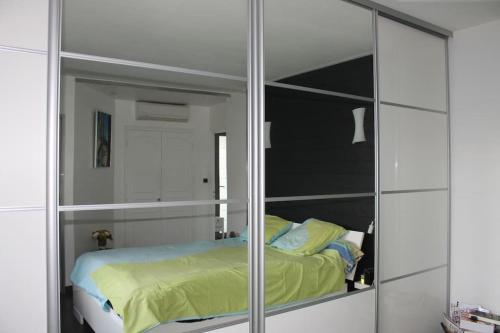 Ein Bett oder Betten in einem Zimmer der Unterkunft La Rochelle Charmante maison avec Piscine