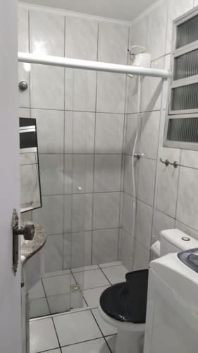 La salle de bains est pourvue d'une douche, de toilettes et d'un lavabo. dans l'établissement AP 35, à Praia Grande