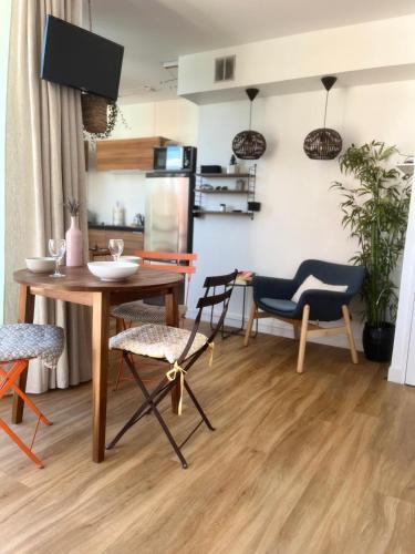 une cuisine et un salon avec une table et des chaises dans l'établissement Family apartment - terrace - parking - 4-5 people, à Antibes