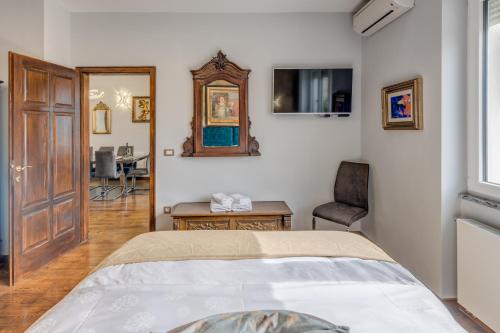 Grand Square Suite - Tale Of The City