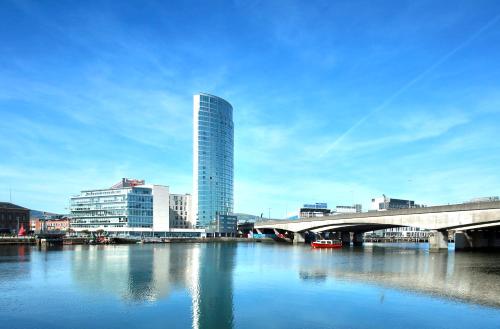 - une vue sur une ville avec un pont et des bâtiments dans l'établissement 22nd Floor Luxury City Centre Apartment, à Belfast