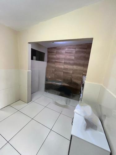 ein Bad mit WC in der Mitte eines Zimmers in der Unterkunft Casa p o São João em Caruaru-PE in Caruaru