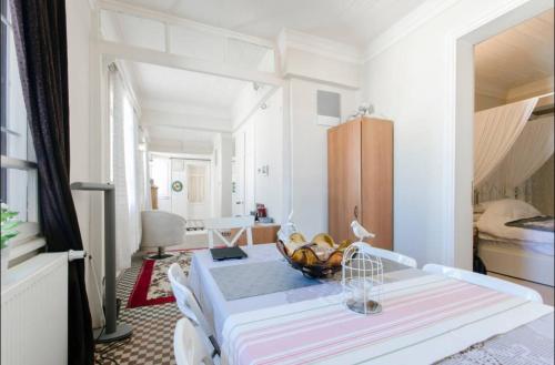 a room with a bed with a bowl of fruit on it at Ödüllü Tarihi Rum Evi Teraslı in Konak