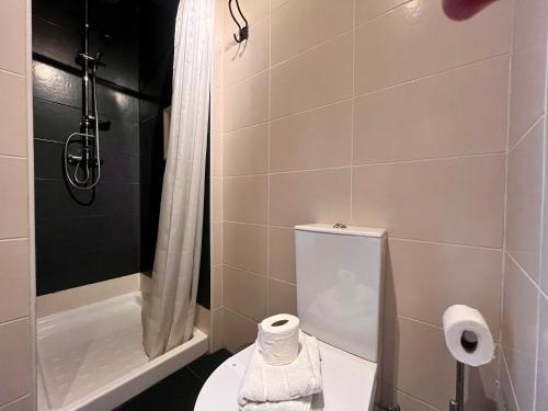 ein Badezimmer mit Toilette und Dusche in der Unterkunft Old Village, 2 bedrooms, 5 ppl, Beach, Golf, Padel in Vilamoura