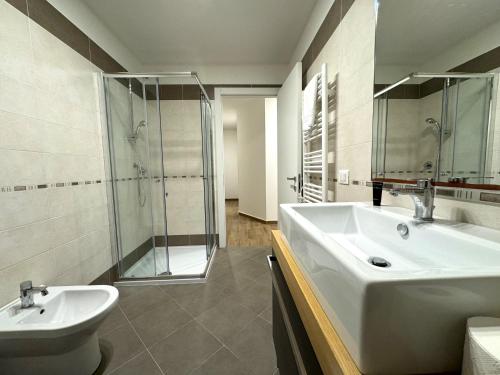 a bathroom with a sink and a shower and a toilet at Villa Sunshine in Lignano Sabbiadoro