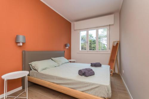 リニャーノ・サッビアドーロにあるCREPETTA&BRICIOLAの小さなベッドルーム(ベッド1台、窓付)