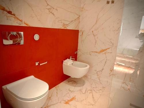 ein Badezimmer mit einem weißen WC und einem Waschbecken in der Unterkunft Taormina Boutique Rooms in Taormina