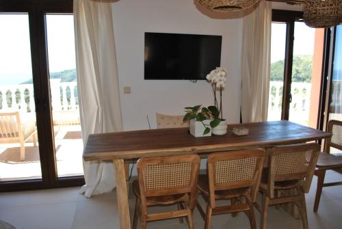 Una televisión o centro de entretenimiento en Amaryllis Luxury Suite