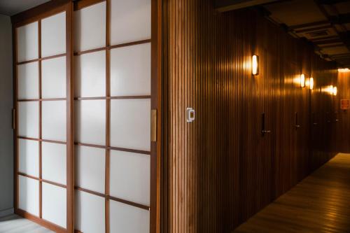 un couloir avec des murs et des portes en bois ainsi qu'un couloir avec une corridornhngthngth dans l'établissement My pod Capsule Boutique Airport, à Ezeiza