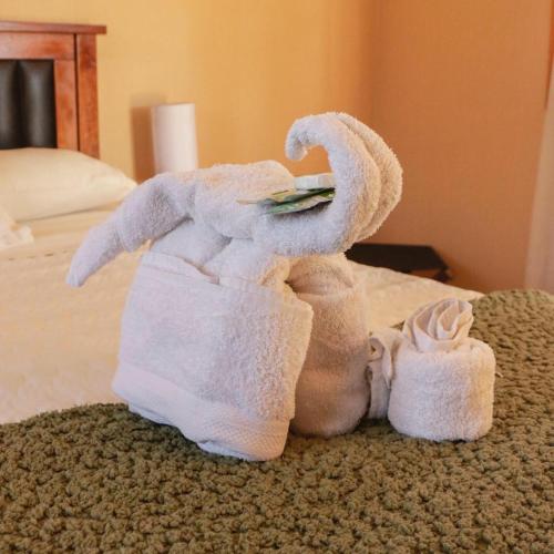 un animal de toallas sentado en la parte superior de una cama en Hotel y Restaurant Doña Rode en Andacollo
