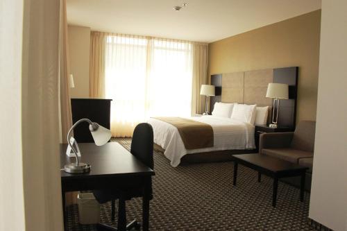 een hotelkamer met een bed en een bureau bij Holiday Inn Mexico Santa Fe, an IHG Hotel in Mexico-Stad