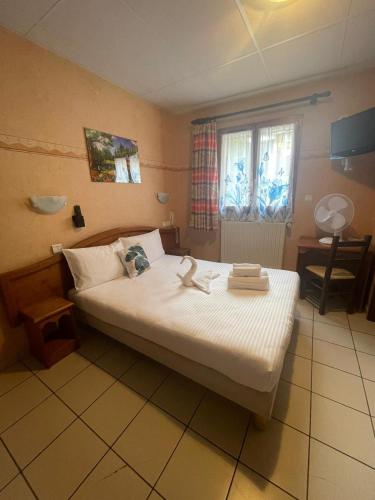 une chambre avec un lit avec deux poupées dessus dans l'établissement Hôtel Elaïa, à Corps