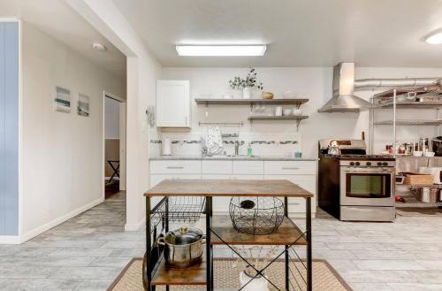 a kitchen with a table and a stove at Perla D'Italia -1BR- FREE Driveway Parking -1 Car in San Diego