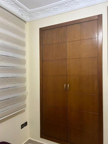 a closet with a wooden door in a room at Achakar complexe payasage del costa in Jbila