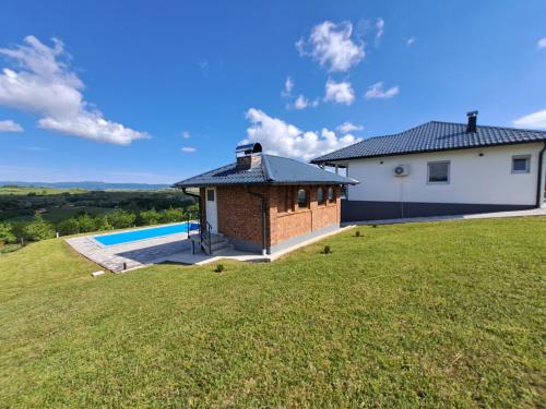 una casa en una colina con piscina en Vikendica sa bazenom Staša en Banja Luka