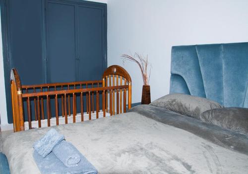 ein Schlafzimmer mit einem Bett und einem Kinderbett in der Unterkunft Luxury Fes Villa in Fès