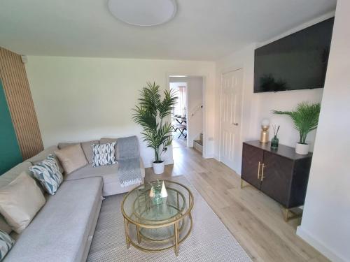 a living room with a couch and a coffee table at Spacious Town House - Coventry City Centre, Free Parking, Sleeps 6, High-Speed WiFi, En-suite, Great Location, A45, A46, JLR, NEC, Airport, Warwick & Stratford Upon Avon - Fernwood Stays - Your home away from home! in Coventry