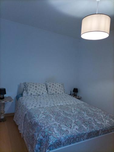 1 dormitorio azul con 1 cama con pared azul en Love room, en Estavayer-le-Lac