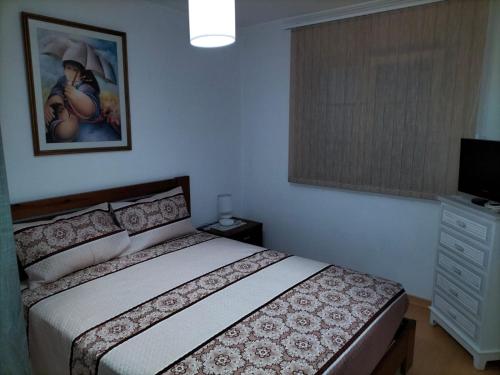 1 dormitorio con 1 cama y una foto en la pared en Love room, en Estavayer-le-Lac