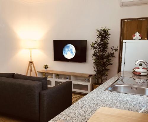 una cucina con divano e TV a parete di Casa de Férias MariCeu Mirandela a Mirandela