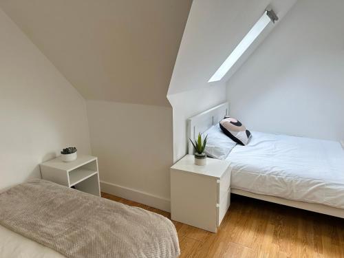 A bed or beds in a room at Wembley Stadium Serviced Apartments, 12mins to Central London