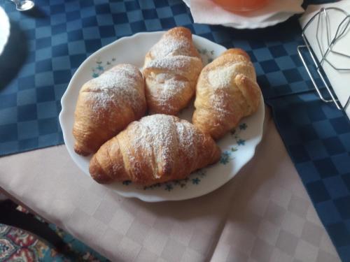 un plato con cuatro pasteles en una mesa en Residenza di campagna, en Asís