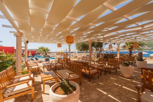 ドプラー・ヴォダにあるApartments Atlantisのビーチを望むレストラン