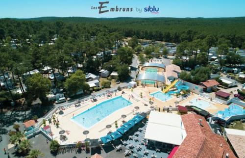 - une vue sur la grande piscine dans l'établissement La cabane des pins, à Lège-Cap-Ferret