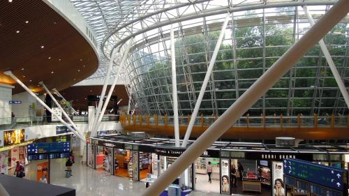 ein großes Einkaufszentrum mit großer Glasdecke in der Unterkunft Kepler Club Kuala Lumpur Airport - KLIA Transit Hotel Airside in Sepang