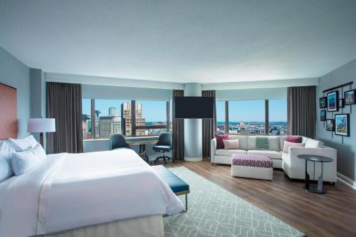 una camera d'albergo con letto e soggiorno di The Westin Copley Place, Boston a Boston