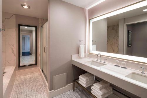 uma casa de banho com um lavatório e um espelho em The Westin Copley Place, Boston em Boston