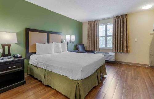 Habitación de hotel con cama grande y ventana en Extended Stay America Suites - San Jose - Santa Clara, en San José