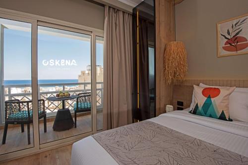1 dormitorio con cama y vistas al océano en OSKENA Vacation Homes-Red Sea View Azzurra Salh Hasheesh Hurghada, en Hurghada