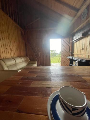 ein Zimmer mit einem Tisch und einer Schüssel auf einem Teller in der Unterkunft Casa de Campo Gralha Azul in Bom Jardim da Serra