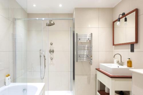 Koupelna v ubytování a2bstays Fitzrovia Suite