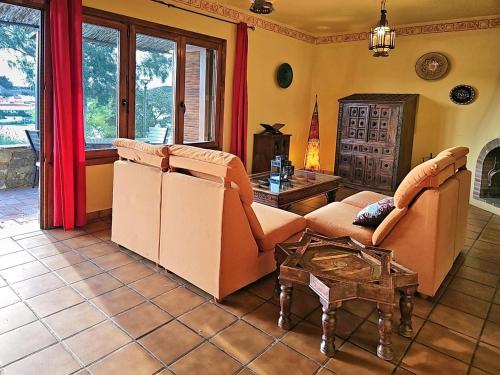 sala de estar con sofá y mesa en Casas Rurales Los Molinos, en Sanlúcar de Guadiana