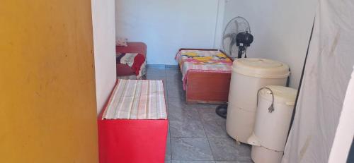 a small room with two trash cans and a bench at Alojamientos juaky in Garupá